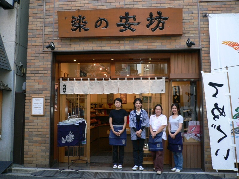 通販で購入できますが、浅草でスタッフと会話をするのも楽しいひととき。　左から2番目が北島さんです。