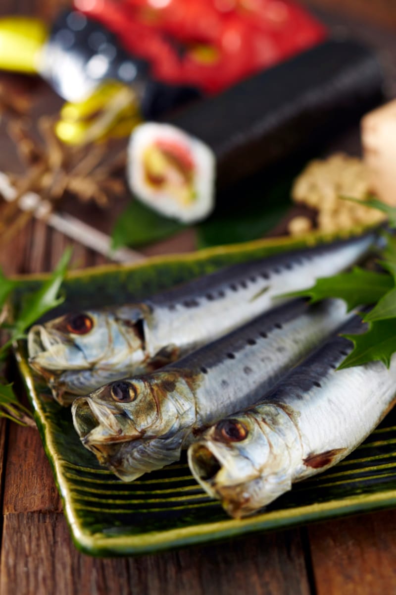 鬼は鰯の臭いが苦手なので、鰯を焼いて臭いを強めます