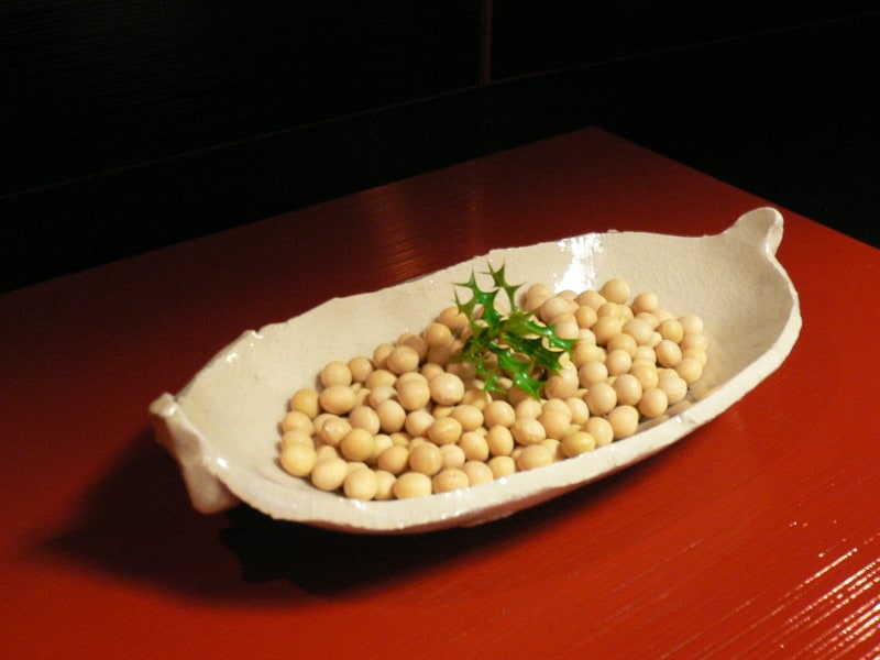 おしゃれな節分飾り１～白い皿に豆を盛る