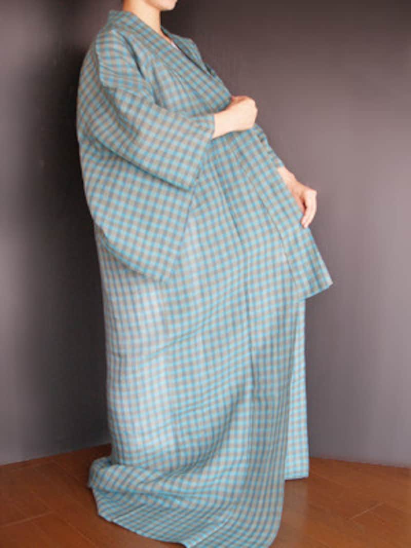 浴衣の着付け1：浴衣を羽織ったら、共衿先と衿先の左右を合わせる