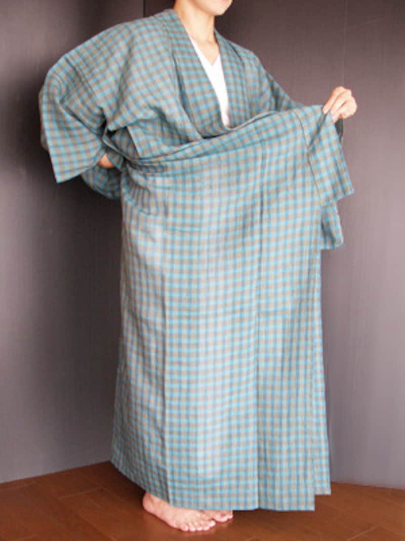 浴衣着付け2：衿先から20cm上と背縫いを持ち、全体を上に上げて丈の長さをみる