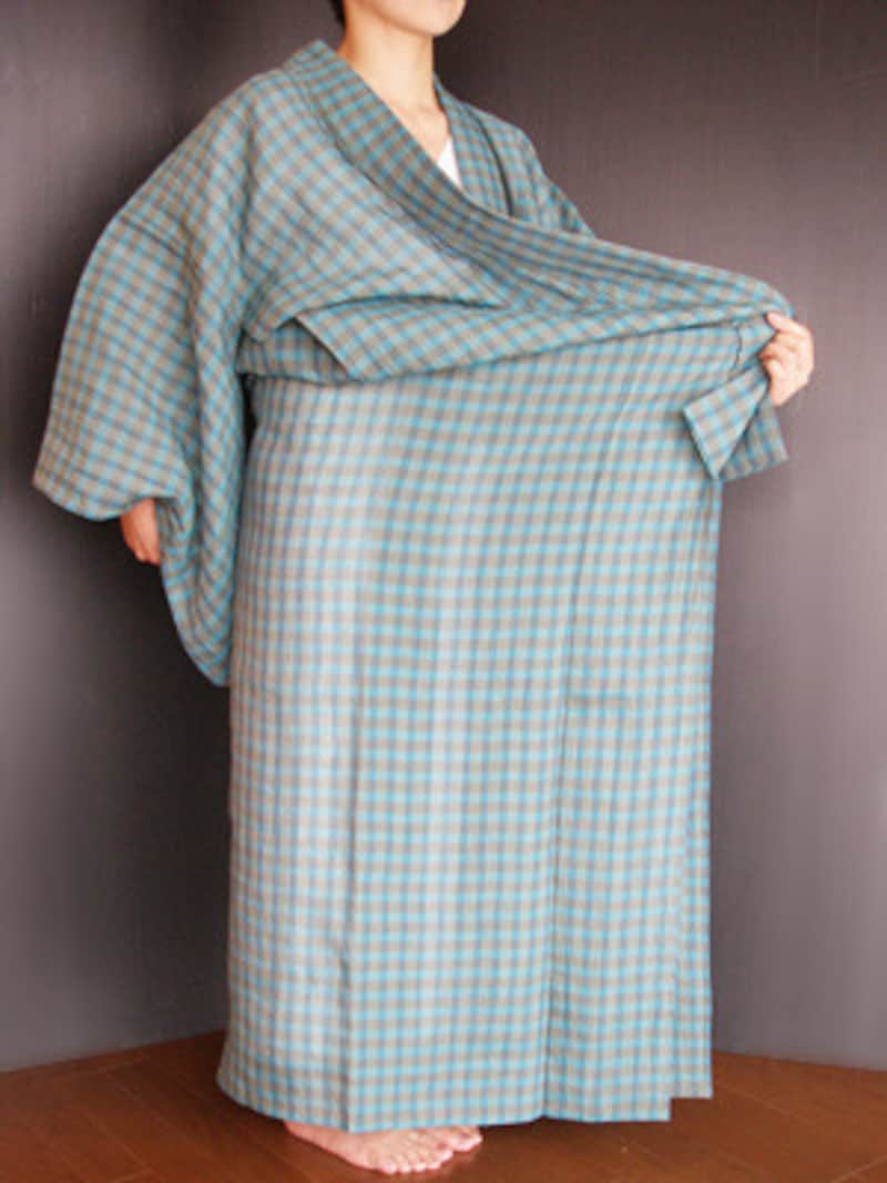 浴衣の着付け3：丈が決まったら前へ引き、体にぴったりとつける