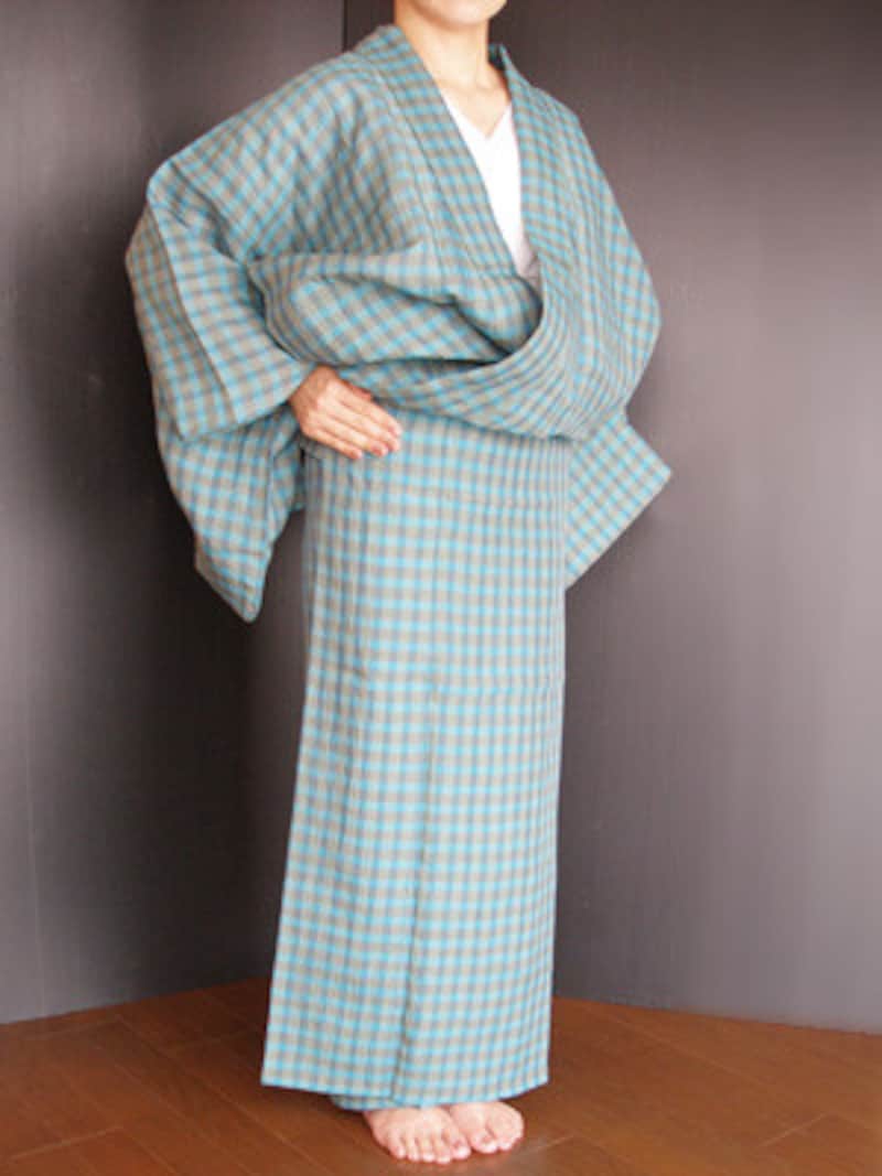 浴衣着付け6：上前をかぶせ、右手でぴったりと押さえます（褄先は5cm上げる）