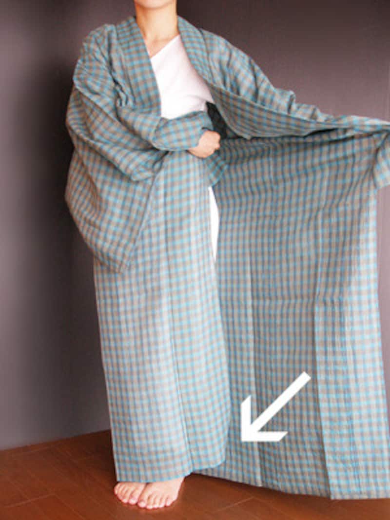 浴衣着付け5：上前を開いて下前を納めます（褄先は10cm上げる）