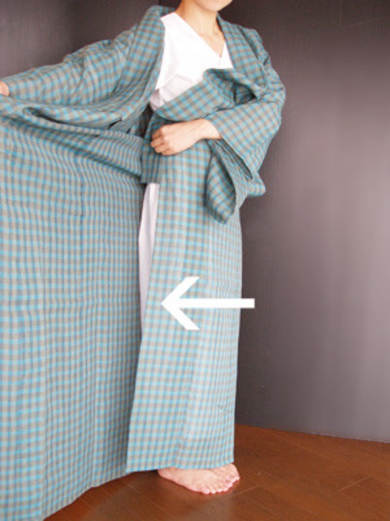 浴衣着付け4：上前の衿下の線が右ももの中心に来るように身幅をはかってから