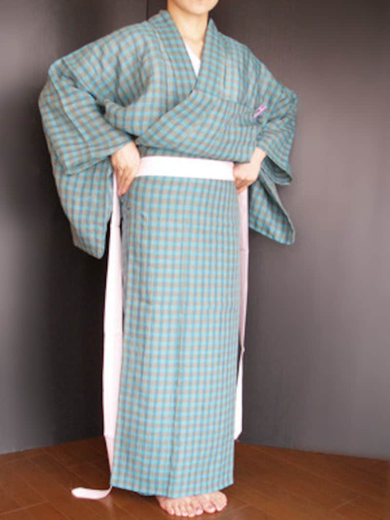 浴衣着付け7：左手で腰紐の中心を取り、前からまわして…