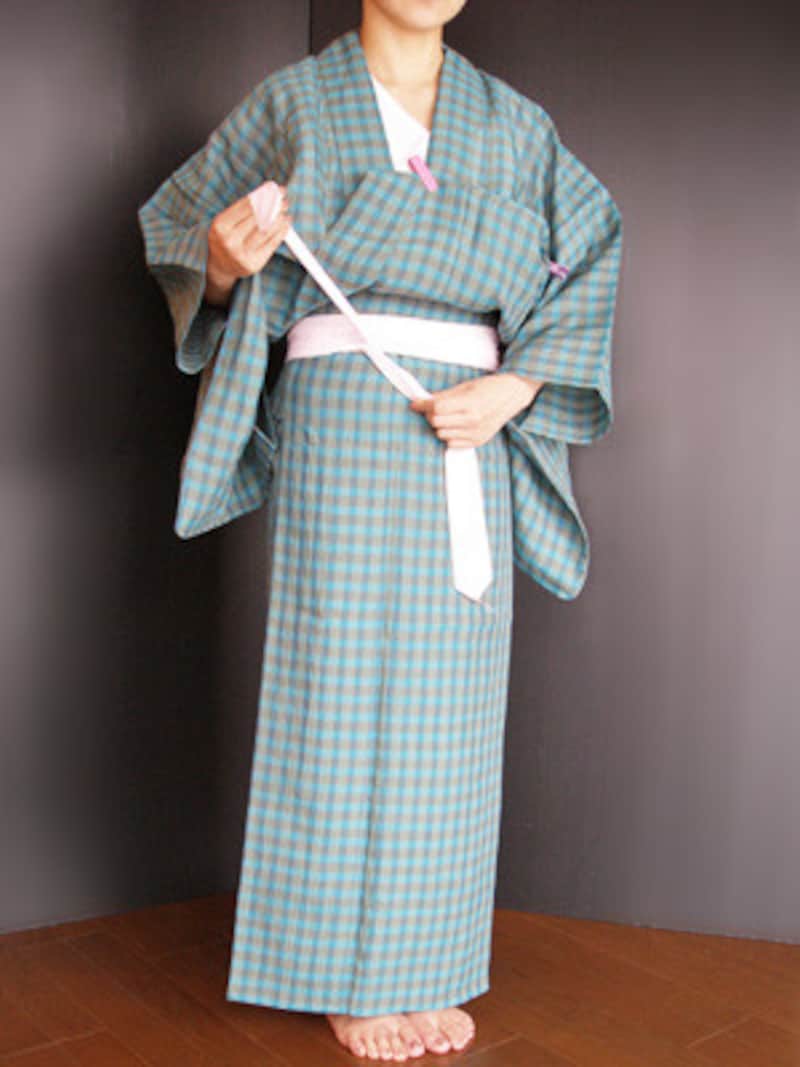 浴衣着付け10：交差させるようにねじり……