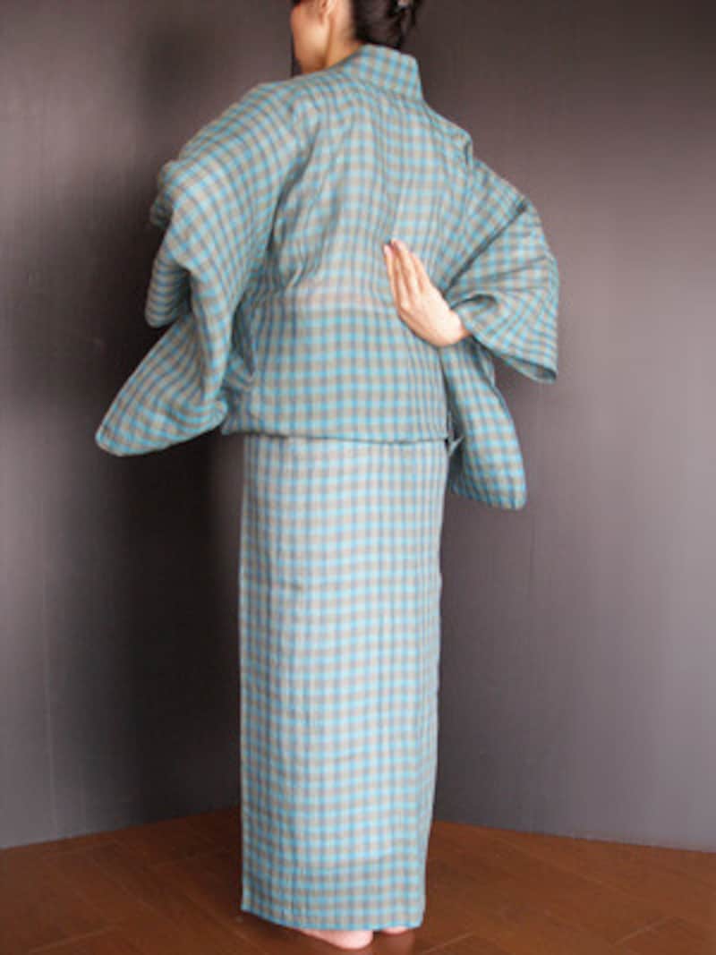 衣着付け14：脇の下にある身八つ口から手を入れ、衿のもたつきを整えます