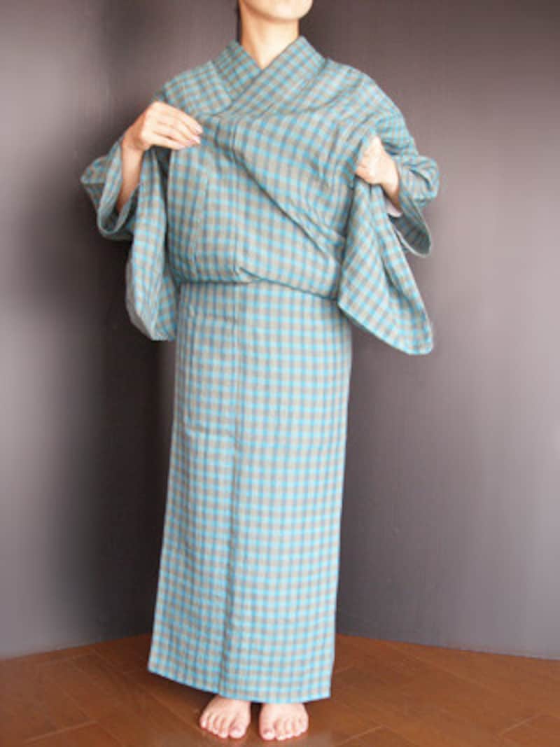 衣着付け15：衿をきれいに整えます。襟足がつまらぬよう１度衿を浮かして……