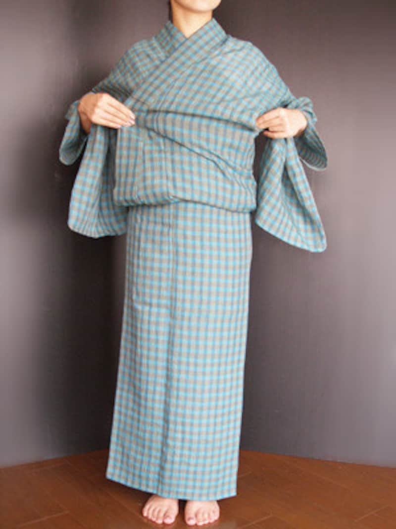 浴衣着付け16：脇の下にある身八つ口から手を入れ、衿のもたつきを整えます