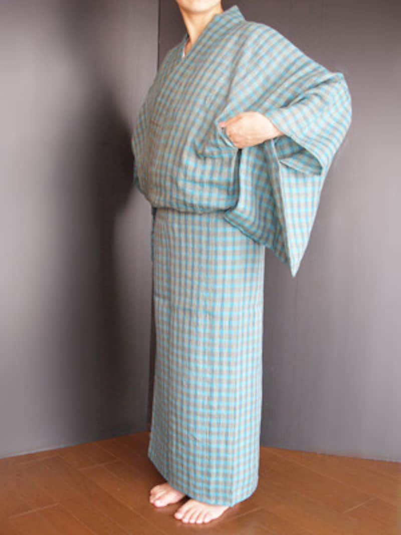 浴衣着付け12：脇の下にある身八つ口から手を入れ、衿のもたつきを整える