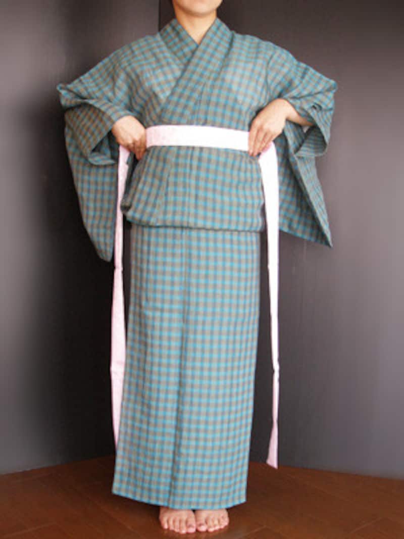 浴衣着付け18：胸紐を当て……（ここでシャーリングの入っている紐を使うと、着ていて楽です）