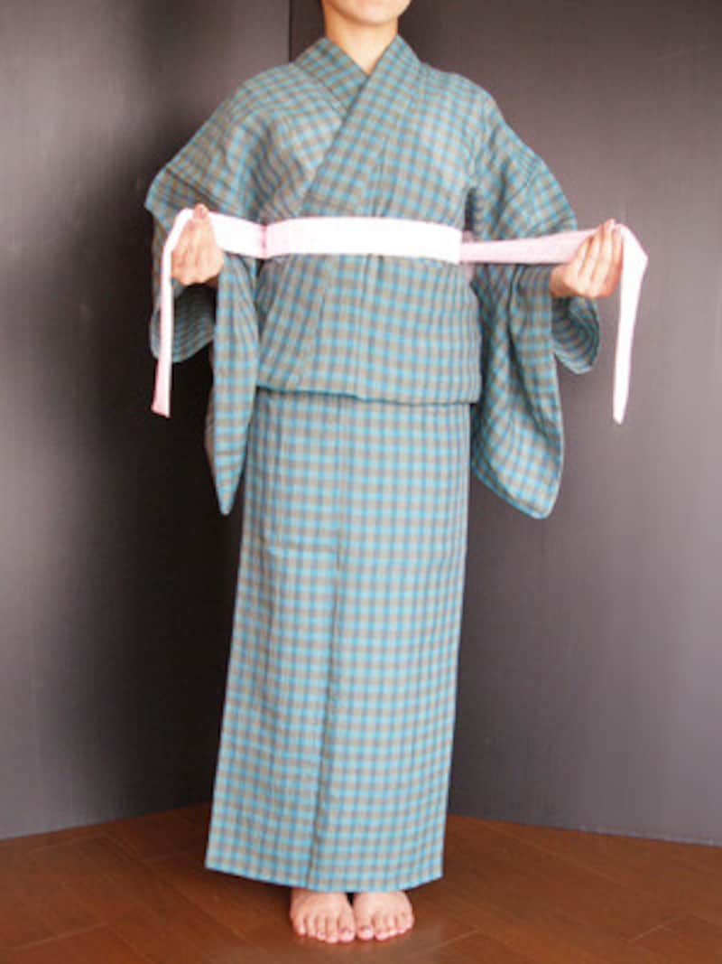 浴衣着付け19：後ろにまわして交差させ、軽く引き締めます