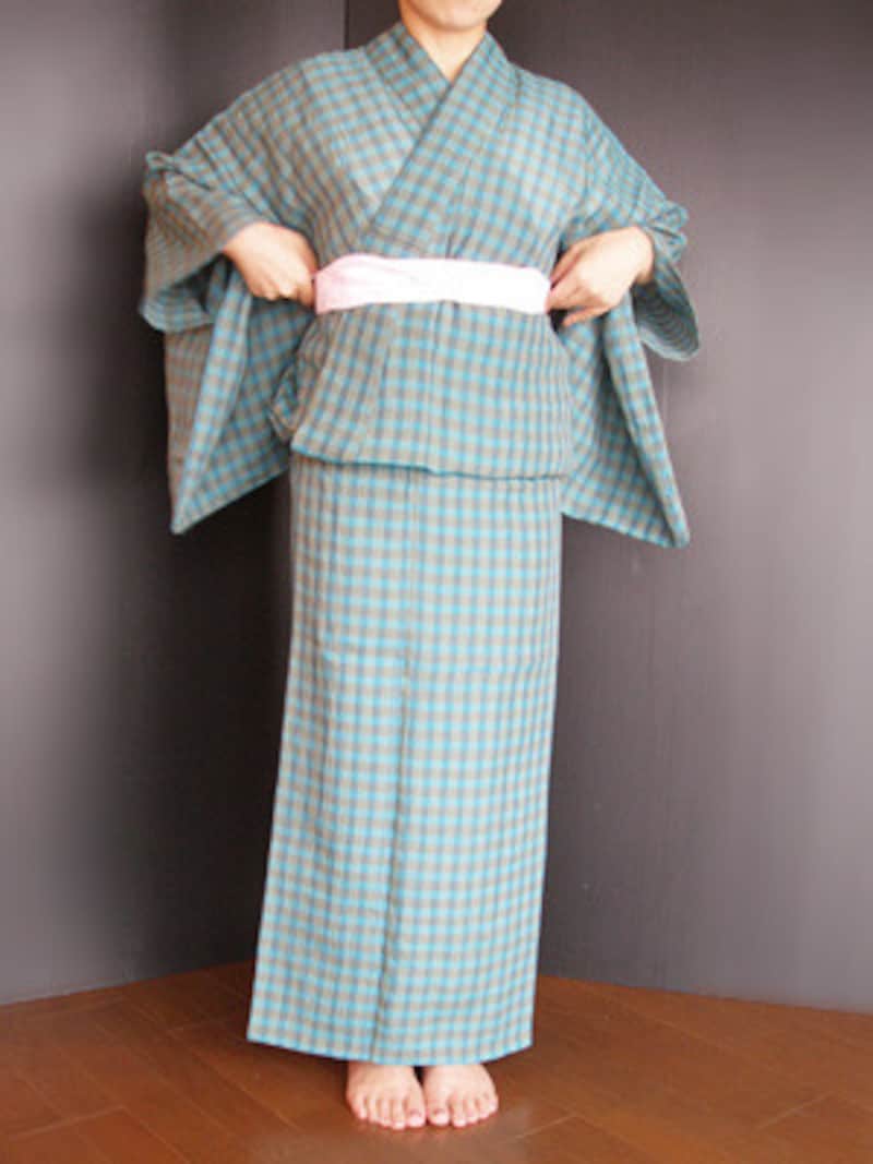 浴衣着付け20：1回結んでから、ねじって交差させ、両脇にはさみこみます