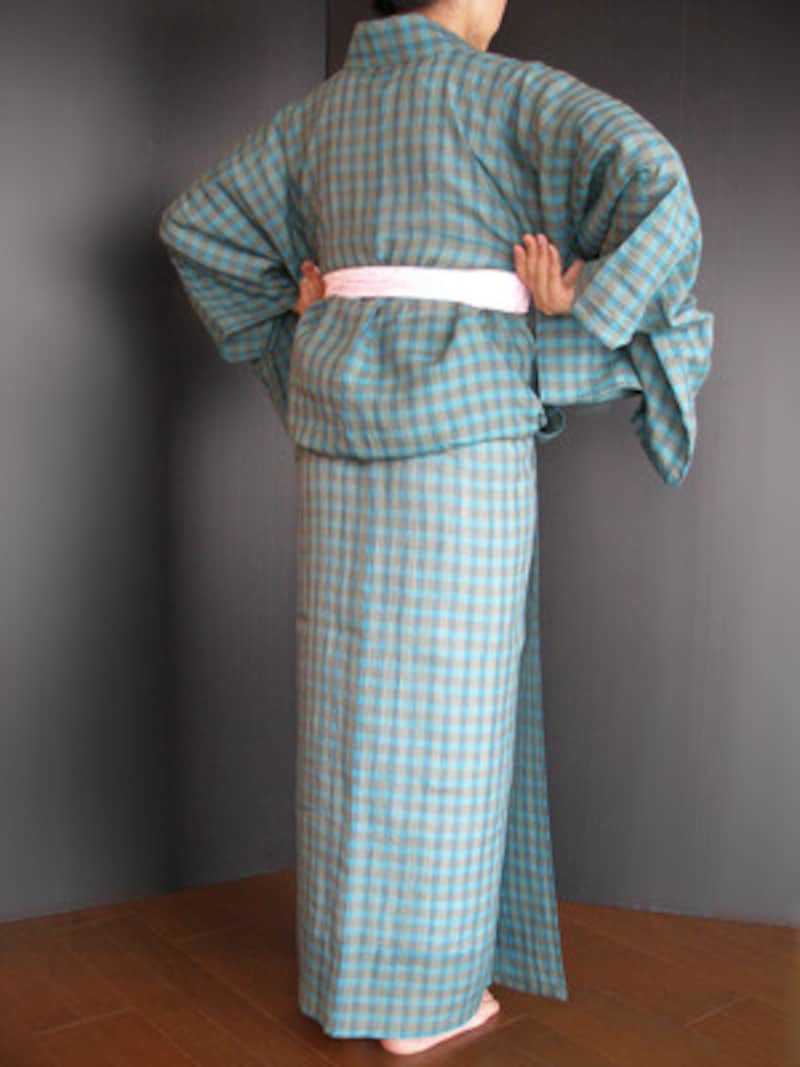 浴衣着付け22：ほかの指で背中のシワを伸ばし……