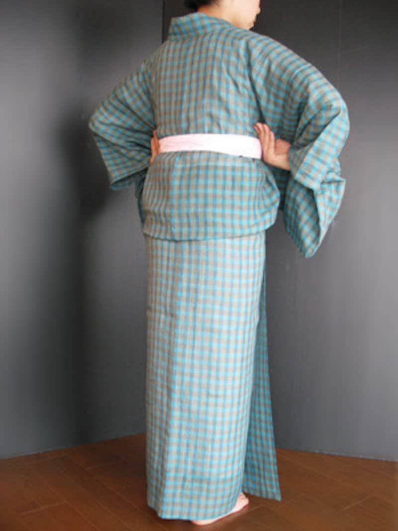 浴衣着付け23：両脇に引き上げて、シワやたるみを整えます