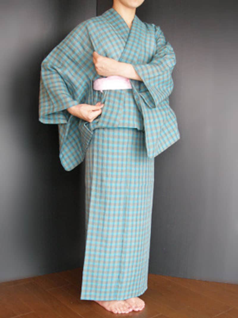 浴衣着付け26：もう片方も同じようにタックをとって整えます