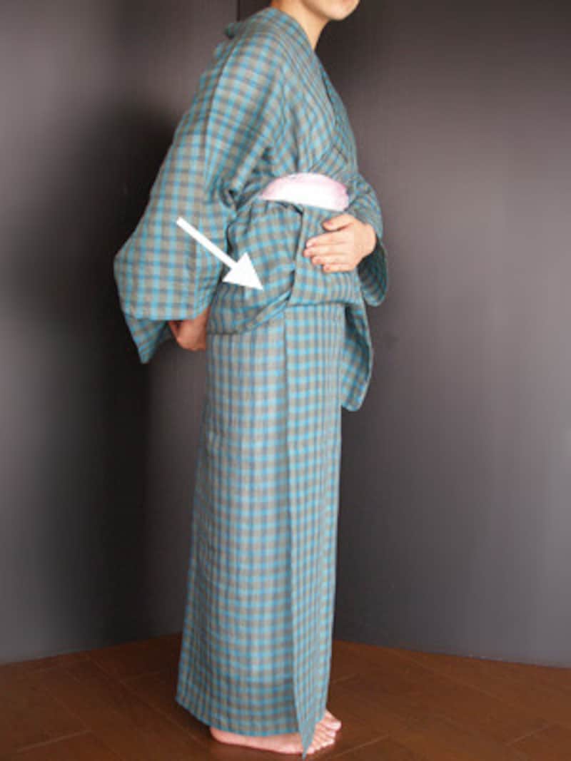 浴衣着付け27：さらに、後ろのおはしょりの長い分を……