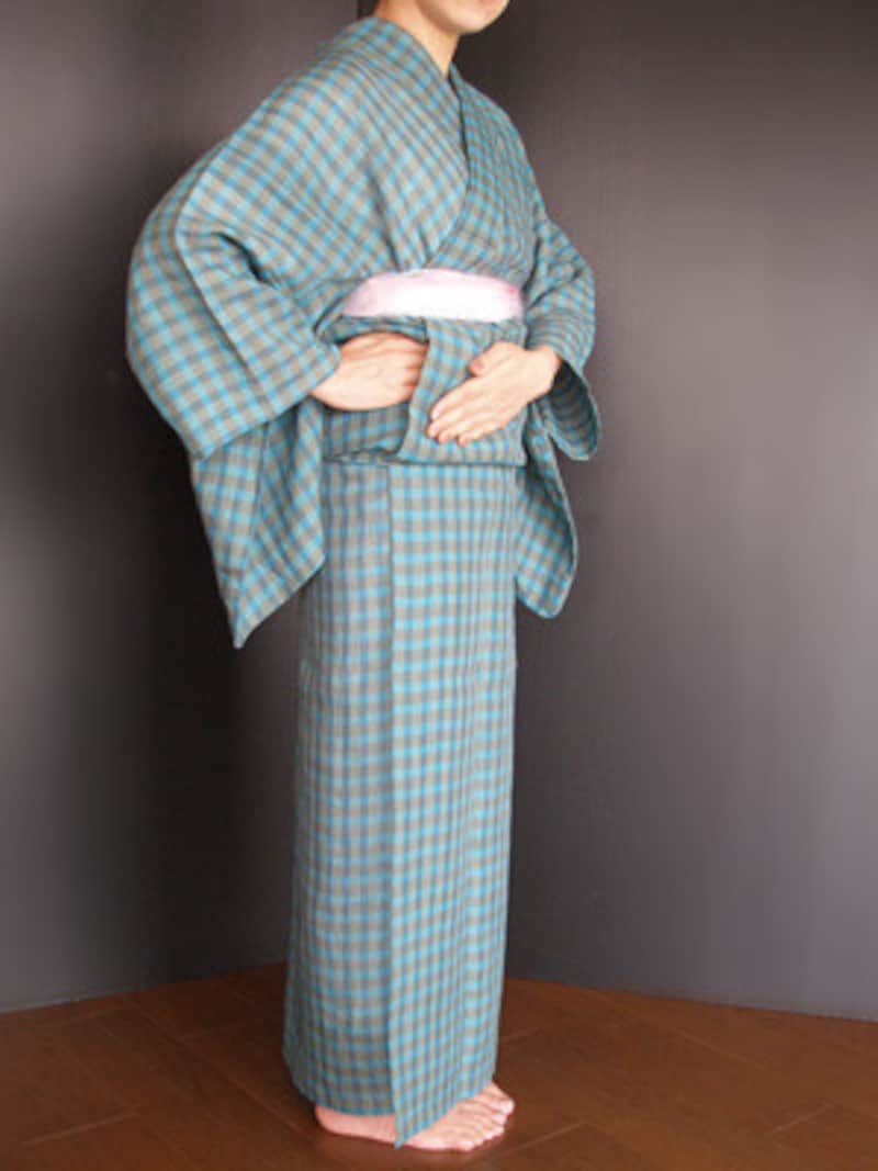 浴衣着付け28：上前のおはしょりの中へ折り込んで入れます