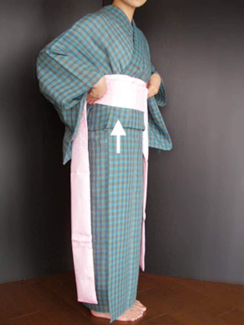 浴衣着付け30：胸紐の上まで移動させて、伊達締めを締めていきます