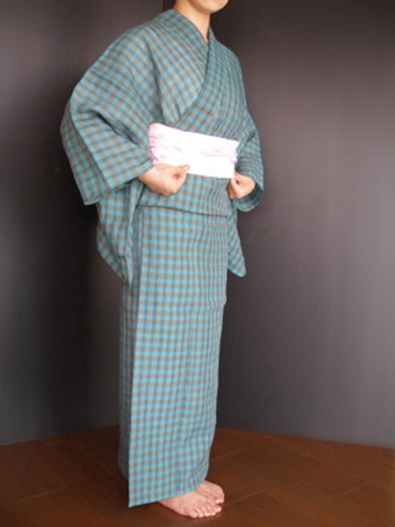 浴衣着付け31：結び終えたら、伊達締めの前の部分をぐっと下げておくと、帯姿が美しくなります