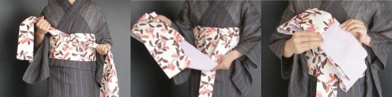 1:文庫結びの1~6を参考に帯をひと結びし、結び目を縦にしておく 2:手先は垂らした状態で、羽根の準備をする。たれを持ち…… 3:外側へびょうぶのようにたたむ(屏風だたみ)。下の羽根より上の羽根を小さく重ねると美しく仕上がる。リバーシブル帯を使うと、写真のように裏も楽しめます