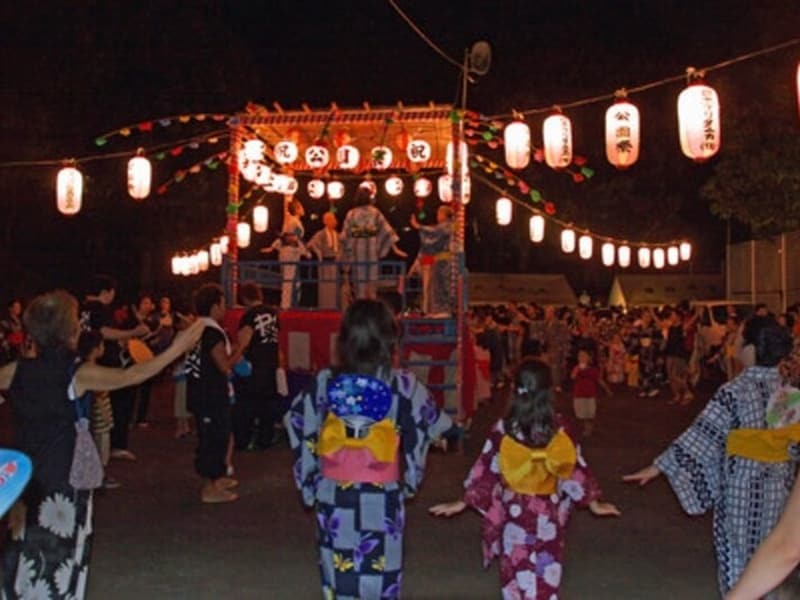 やぐらを囲む輪踊りは、盆踊りの定番。飛び入り参加しやすく、踊り手の一体感も出て盛り上がります