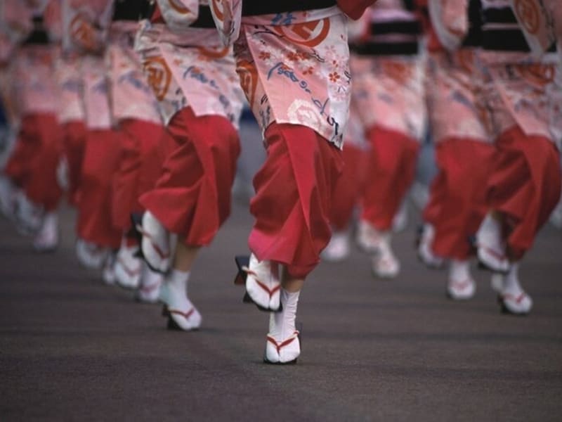 盆踊りでは足の動きのほうが意味が強い踊りが多い