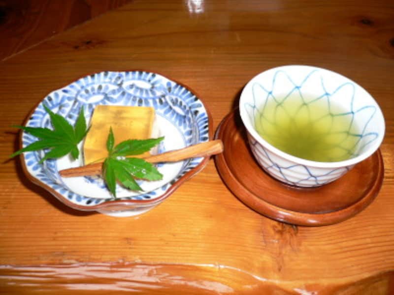 座布団の向き 置き方 お茶やお菓子の出し方 おもてなしの基本を解説 暮らしの歳時記 All About