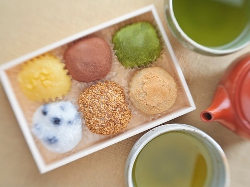お茶とお菓子の位置・出し方から、座布団の向き・置き方、床の間の飾り