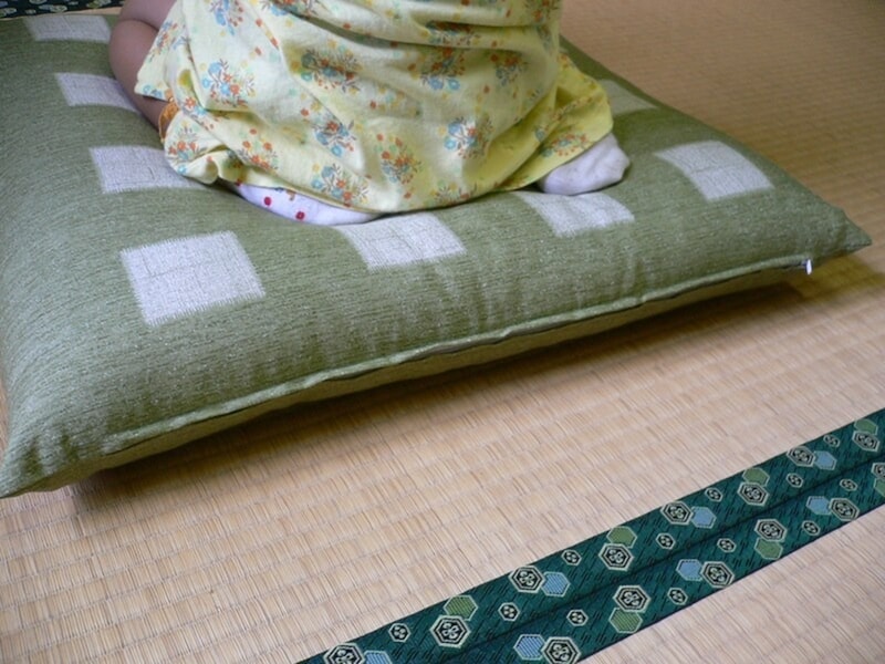 座布団カバーをかけた場合、座布団の向きはファスナーが後ろ側になるようにします