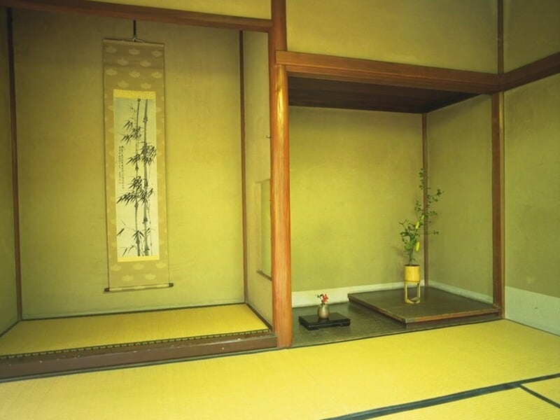 掛け軸や生け花が飾りつけられた床の間