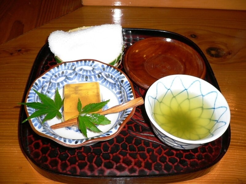 茶托をはずして運び、出す直前にお盆の上で茶碗を茶托にのせて出しましょう。ふきんがあるとこぼしても対処できて安心ですね