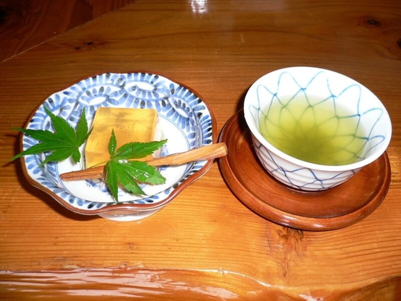 まずお菓子を左側に出し、次にお茶を右側に並べます