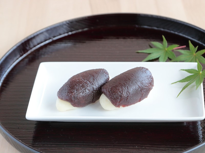 関西で月見団子といえばこちら。里芋に見たてた形、餡は月にかかった雲やきぬかつぎの皮を表しているそうです