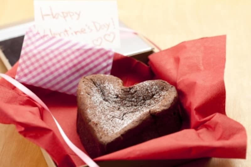 なぜ日本のバレンタインは女性から男性にチョコを贈るのか