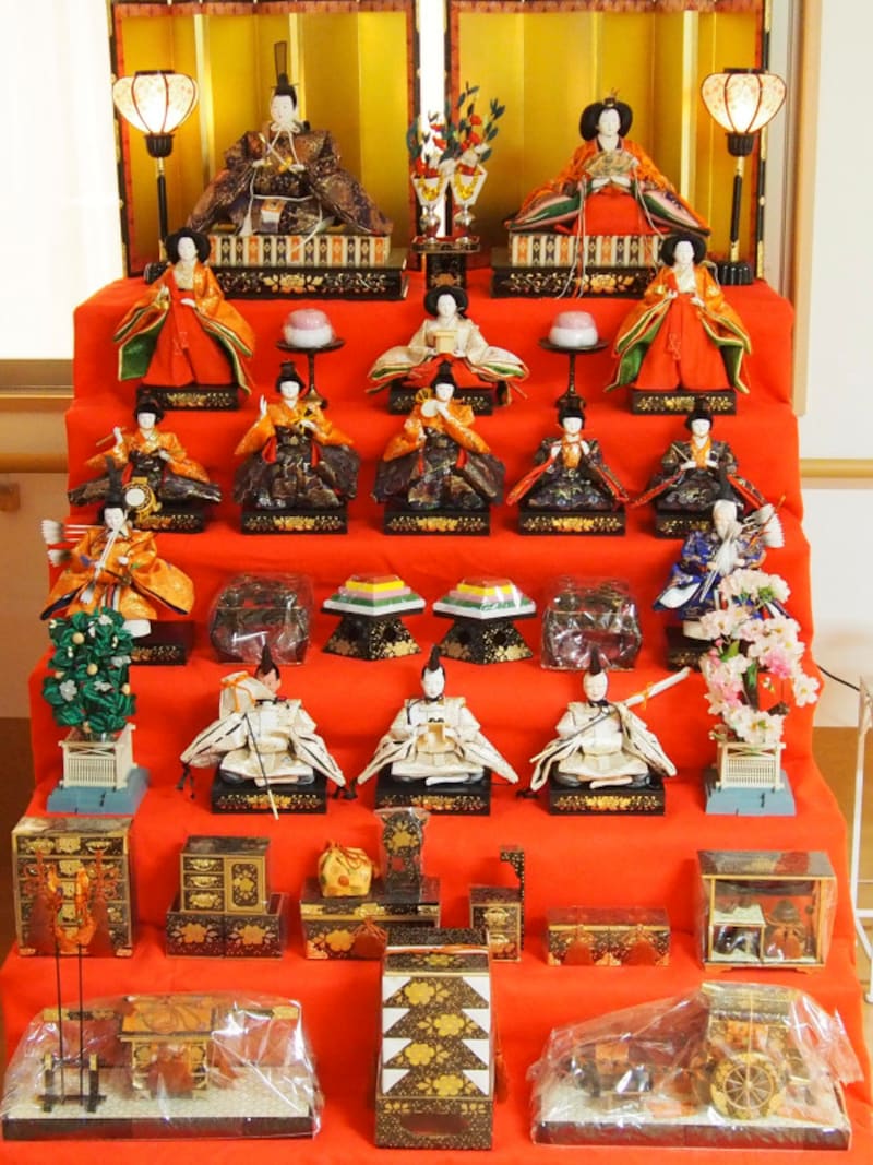 桃の節句 起源・由来、ひな祭りといえば　雛段