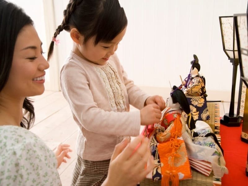 娘の健やかな成長と幸せを願い、初節句に雛人形を準備する様子は今も昔も変わりません