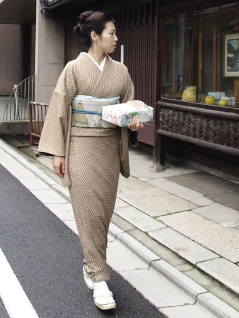 浴衣 着物での歩き方 階段の上り下り 車の乗降りの美しいマナー 暮らしの歳時記 All About 浴衣 着物での歩き方 階段の上り下り 車の乗降りの美しいマナー 暮らしの歳時記 All About
