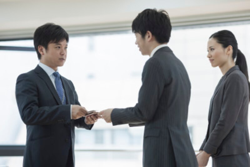名刺交換マナー 名刺入れを上手に使って粋なおとなに 暮らしの歳時記 All About