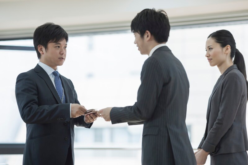 目下の者や訪問者から先に名刺を差し上げるのがマナー