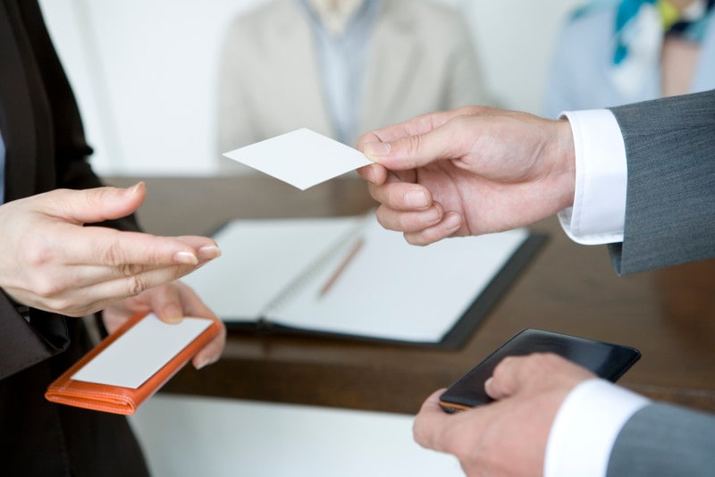 名刺入れには、名刺の収納のみならず名刺盆としての役目もあります