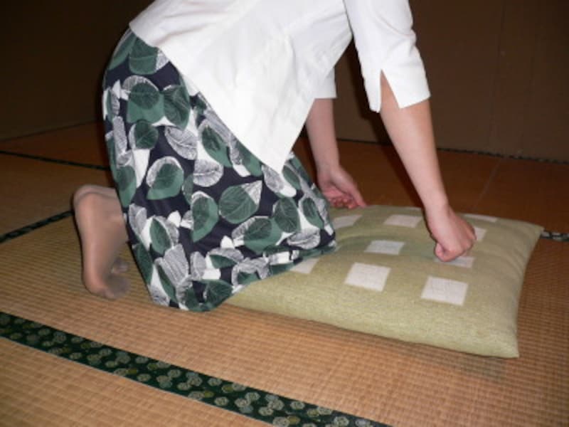 正座でしびれない方法は 足を楽にする裏技や座布団のマナー 暮らしの歳時記 All About