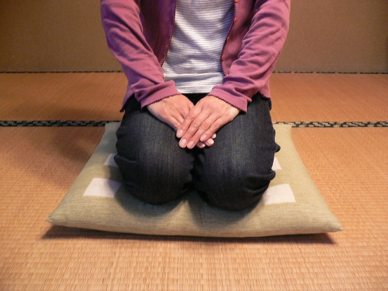 正座で足のしびれを少しでも楽にするには、締め付けられるジーパンなどを避ける