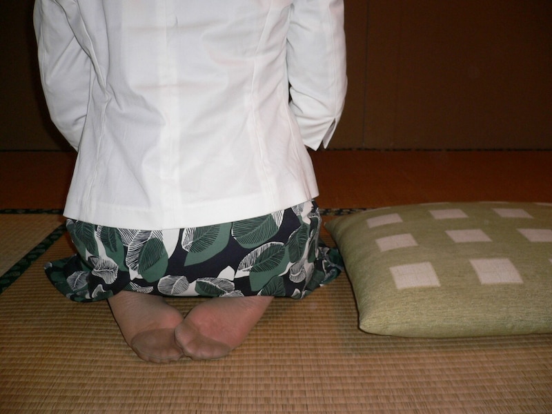 座布団の下座側で待つのがマナー