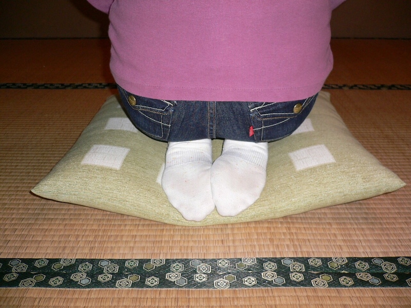 かかとの上に体重がのってしまうので、しびれやすくなります