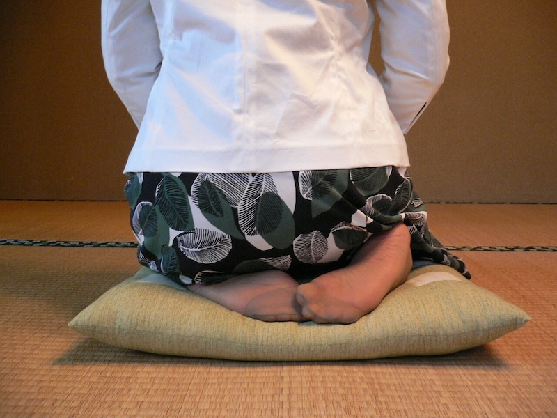 左足に重心を移してさりげなくしびれ対策。この右足、自由に動かせるほど負担がかかっていないのです。時折、交互にやってしびれ防止!