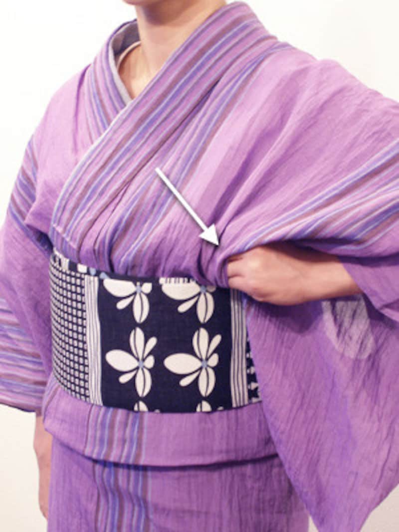 浴衣の着崩れ直し方1.脇の下の身八つ口に左手を入れ、下前の衿を引きしめます。