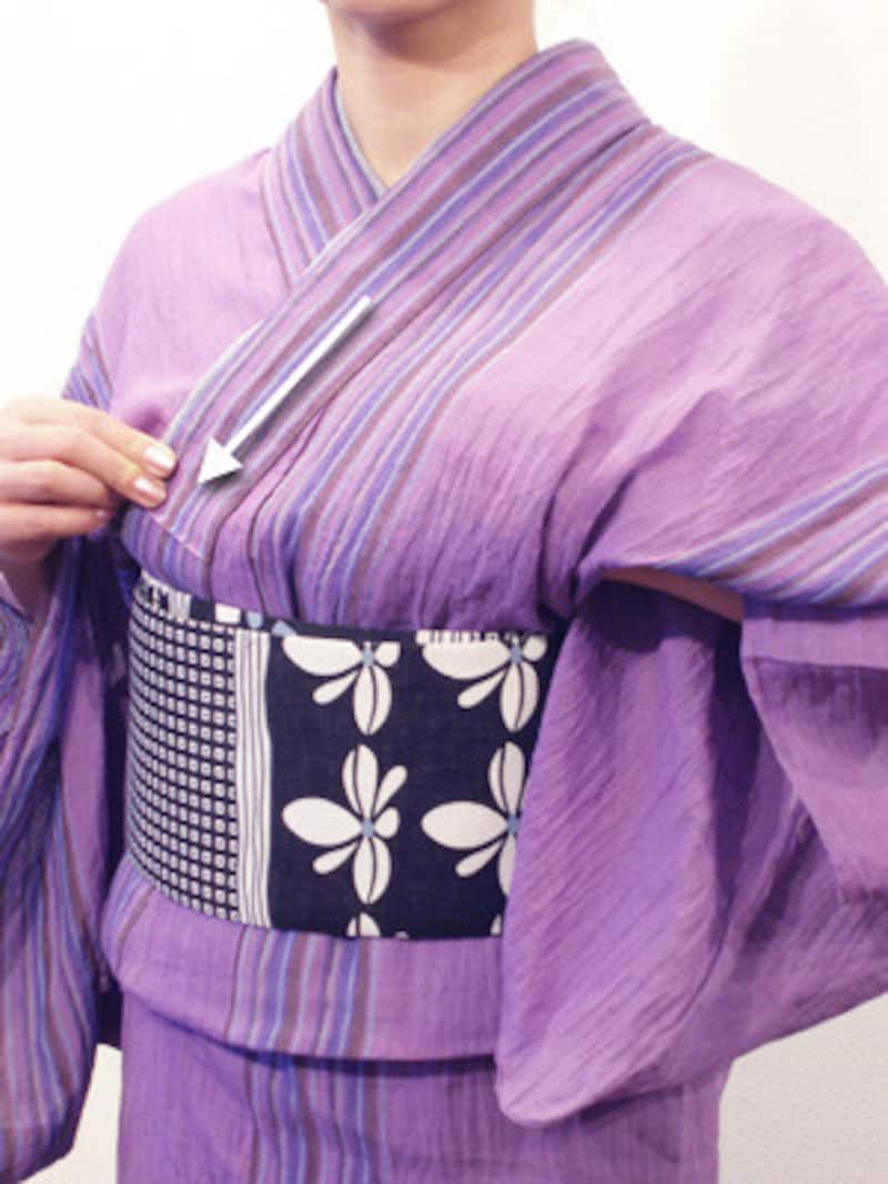 浴衣の着崩れ直し方2.右手で上前の衿も整えておきましょう