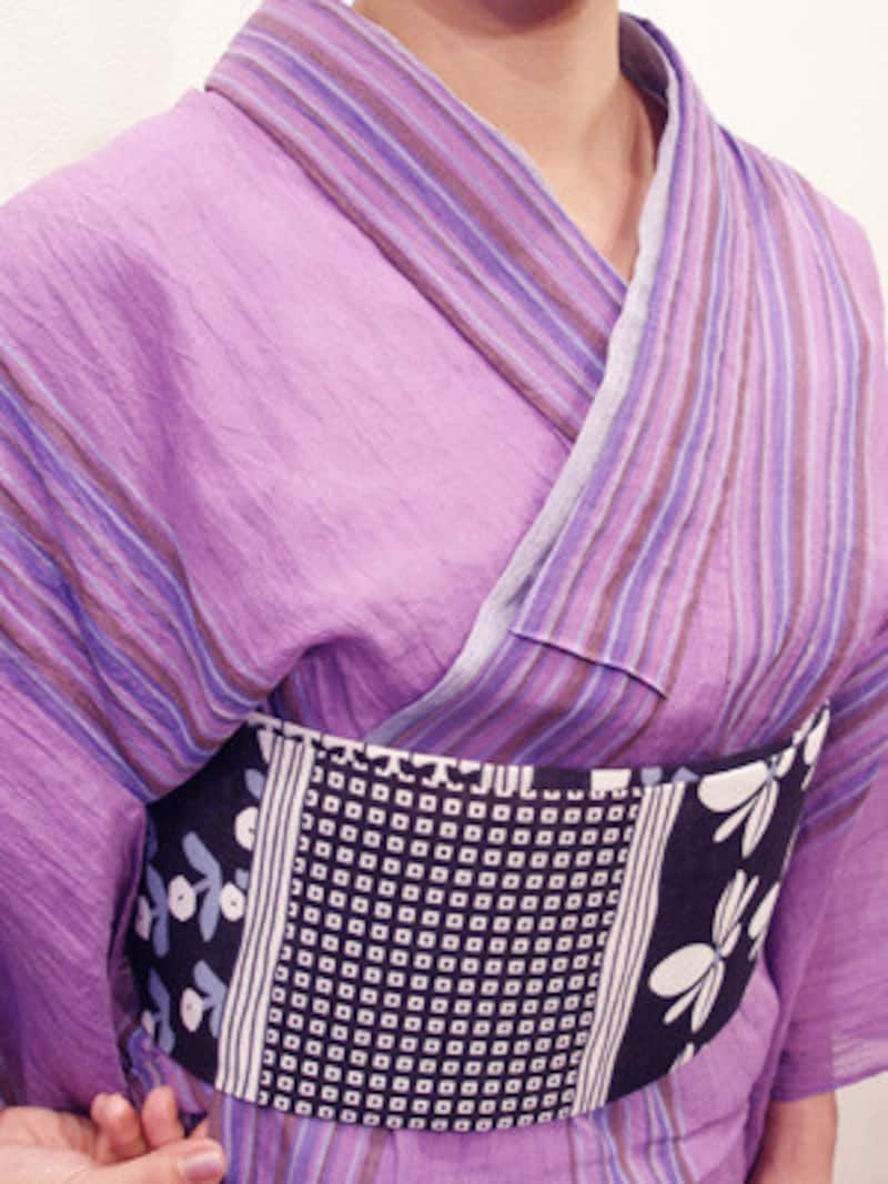 浴衣の着崩れ直し方3.おはしょりの折り返してある上側1枚を持ち